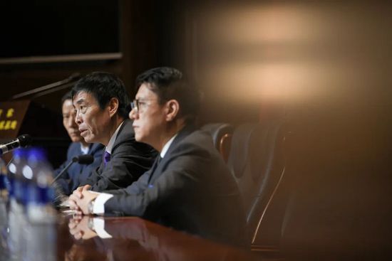 当时赫拉芬贝赫正在高速带球冲刺，最终与对方球员发生了碰撞。